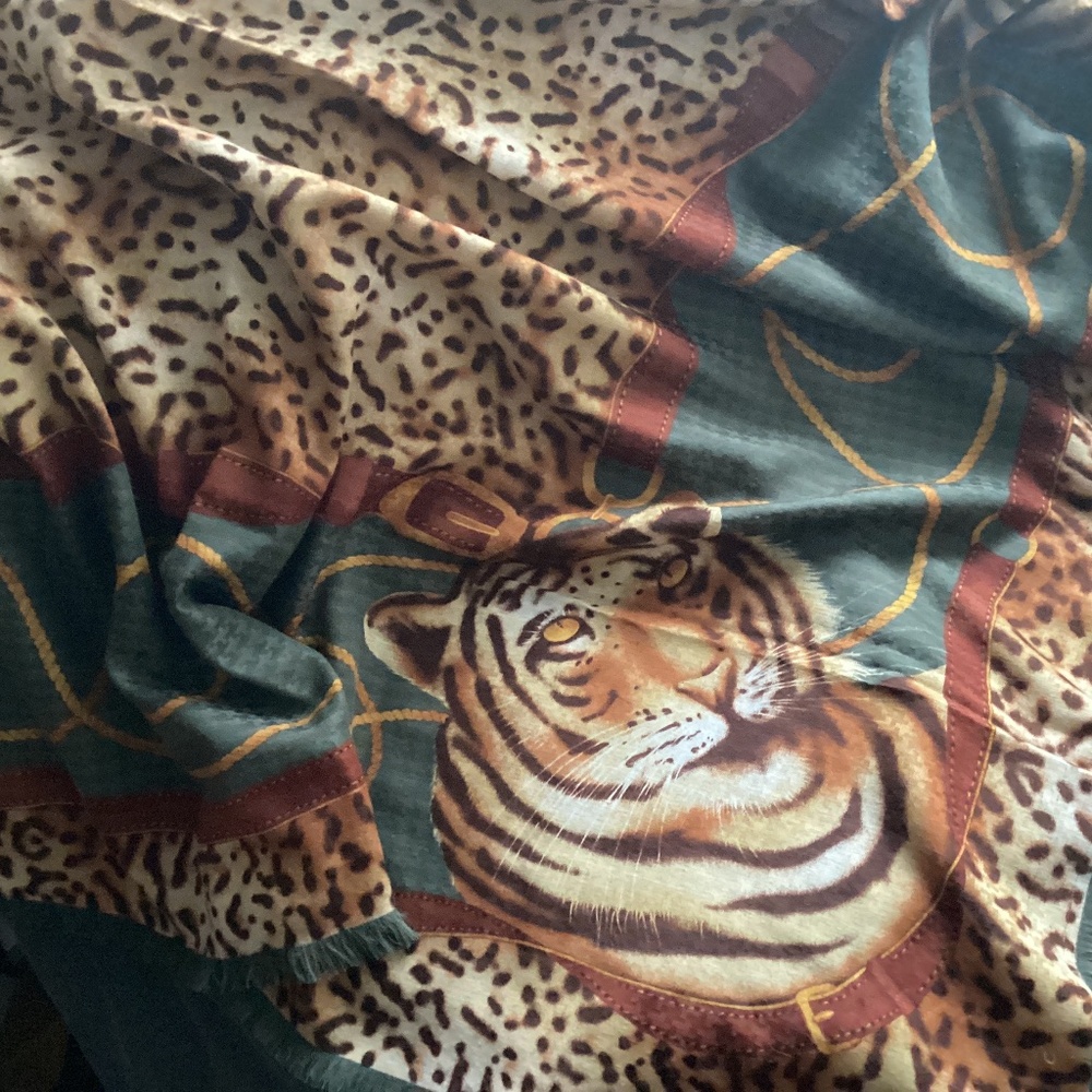 VINTAGE LIGHTWEIGHT WOOL TIGER AND LEOPARD PRINT AUTUMN COLORS LARGE SCARF/SHAWL
